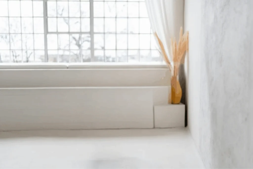 PozDÍ BÍLÉ, S oknem a suchou květinou v rohu